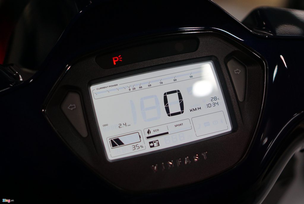 Đồng hồ điện tử kích thước lớn hiển thị các thông số cơ bản của xe. Klara có khả năng kết nối với smartphone để thực hiện một số thao tác điều khiển hoặc giám sát xe.